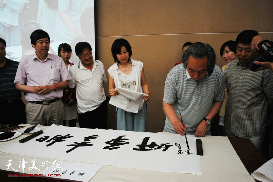 著名书画家霍春阳教授书画艺术讲座6月20日在天津师大举行，图为霍春阳现场挥毫向天津师大55周年校庆献礼：“桃李争妍”。 