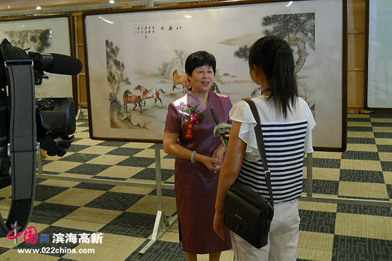 爱新觉罗·梦玉、伯骧国画精品展6月21日在宁河展出，图为梦玉在画展现场接受媒体采访。