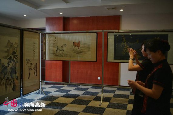 爱新觉罗·梦玉、伯骧国画精品展6月21日在宁河展出，图为画展现场。