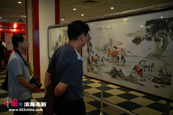 爱新觉罗·梦玉、伯骧国画精品展6月21日在宁河展出，图为画展现场。