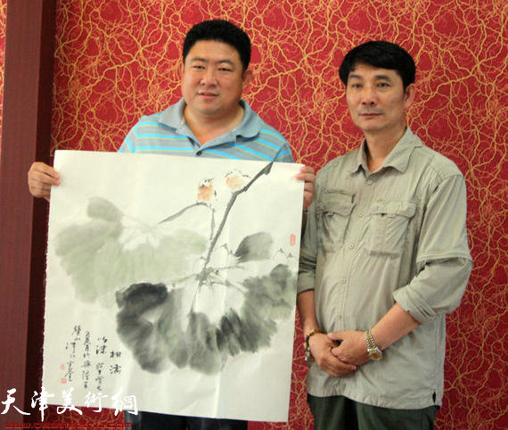 画家孟宪奎向当地领导赠画。