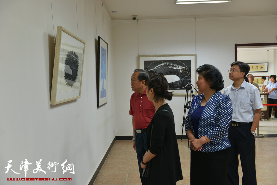 天津荣宝斋推出系列版画活动，图为天津市委副秘书长刘长顺、红桥区区长张泉芬等在观赏版画作品。