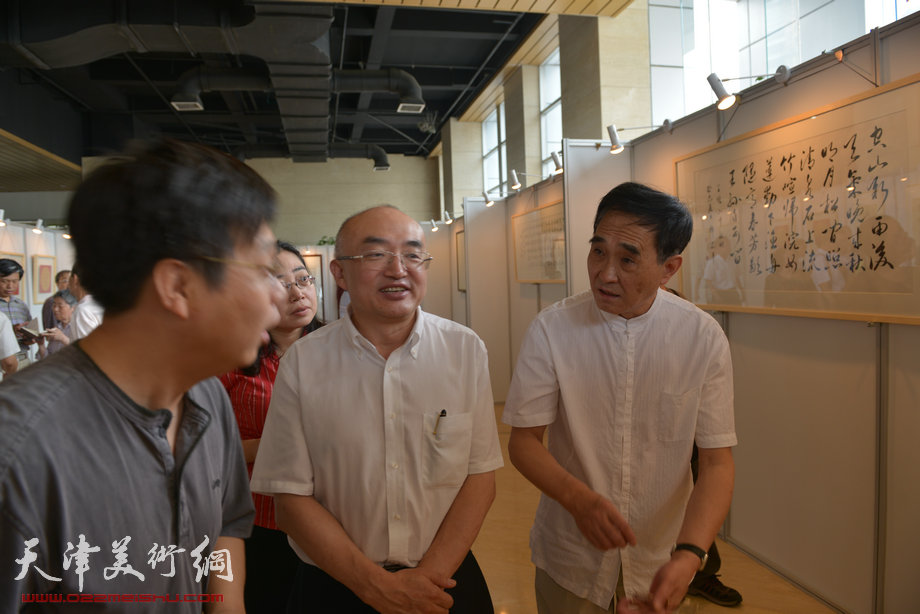 韩嘉祥书法精品亮相，展示吴派书法大家风范。图为天津市政协副主席陈永川（中）与韩嘉祥（右）在展览现场。
