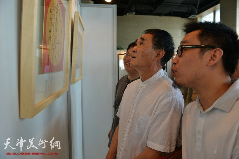 韩嘉祥书法精品亮相，展示吴派书法大家风范。图为韩嘉祥在展览现场。