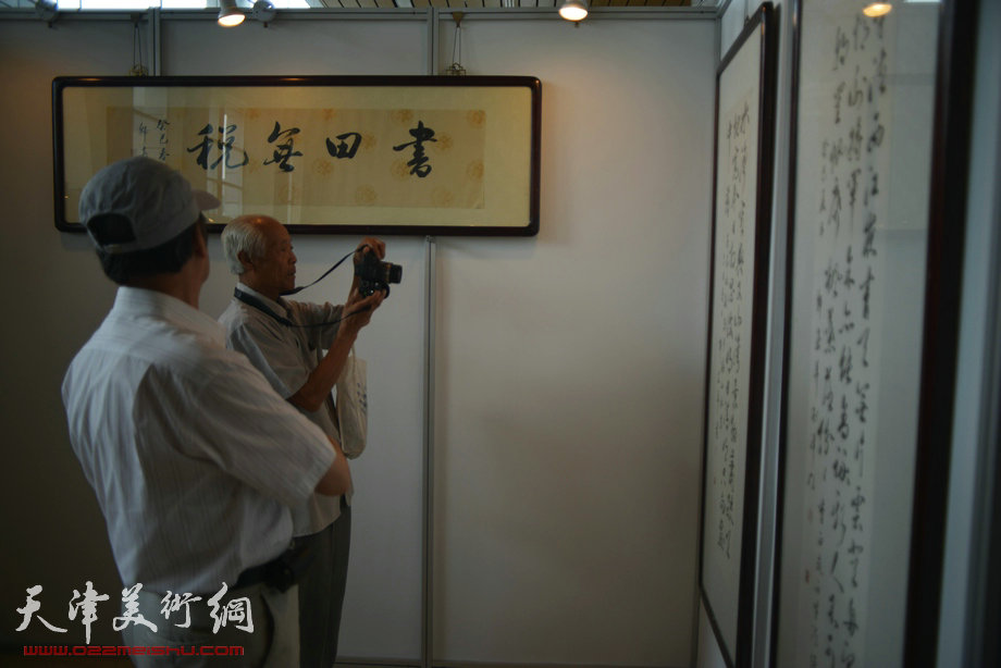 韩嘉祥书法精品亮相，展示吴派书法大家风范。图为展览现场。