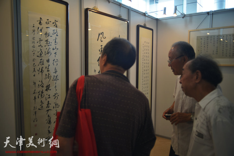 韩嘉祥书法精品亮相，展示吴派书法大家风范。图为展览现场。