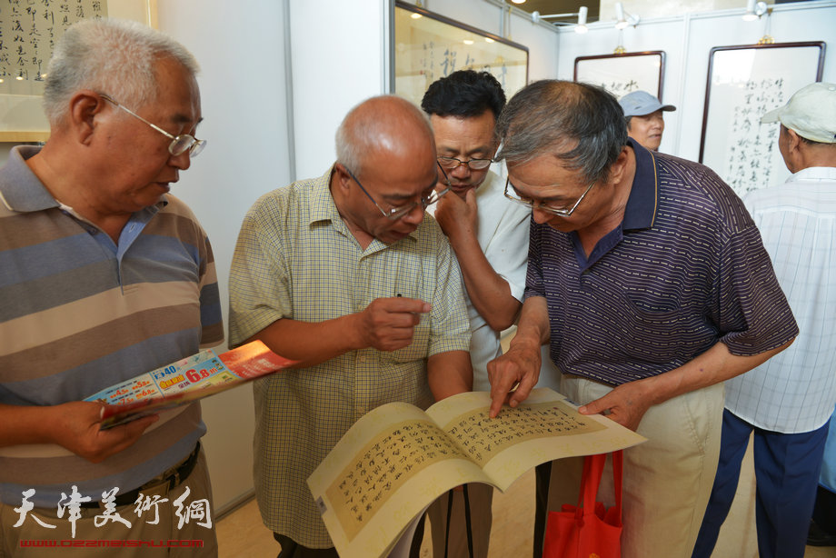 韩嘉祥书法精品亮相，展示吴派书法大家风范。图为展览现场。