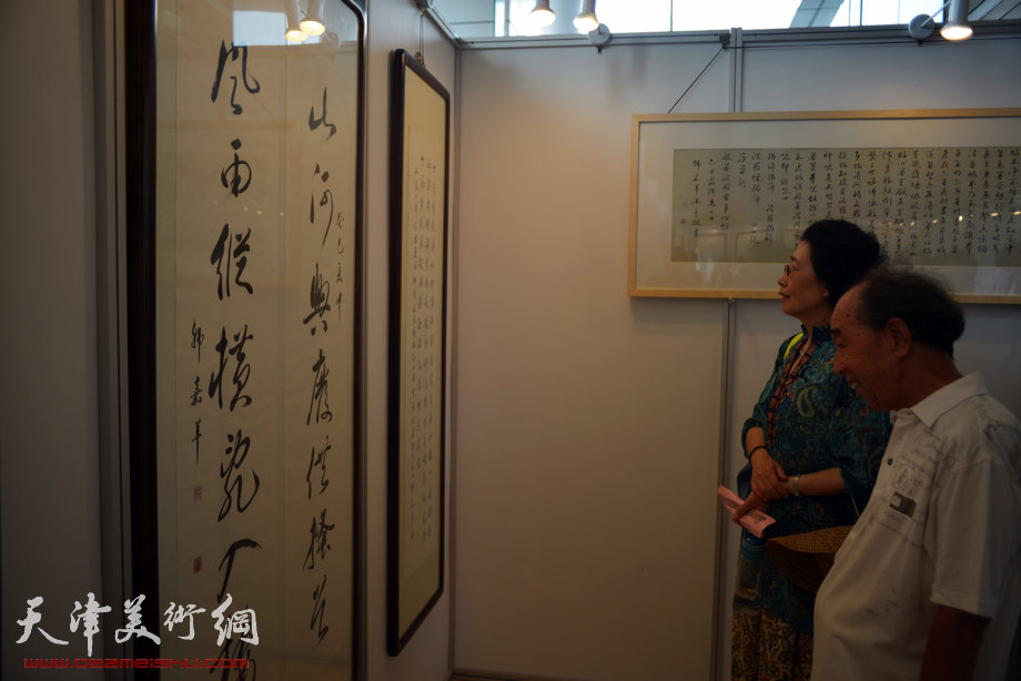 韩嘉祥书法精品亮相，展示吴派书法大家风范。图为天津市政协副主席陈永川与韩嘉祥在展览现场。