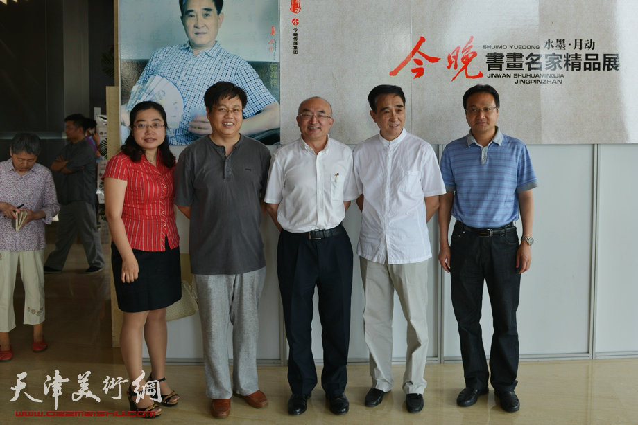 韩嘉祥书法精品亮相，展示吴派书法大家风范。图为天津市政协副主席陈永川与韩嘉祥等在展览现场留影。