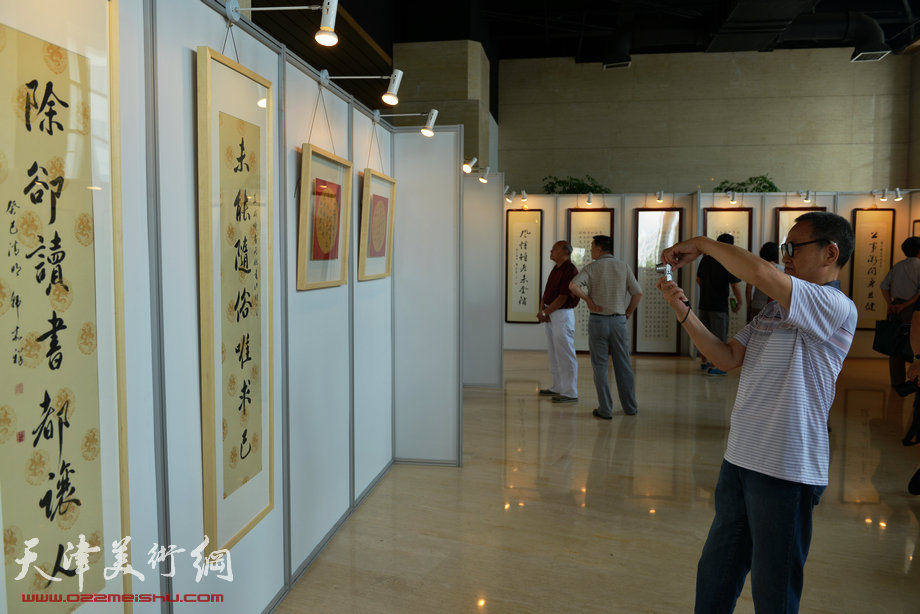 韩嘉祥书法精品亮相，展示吴派书法大家风范。图为展览现场