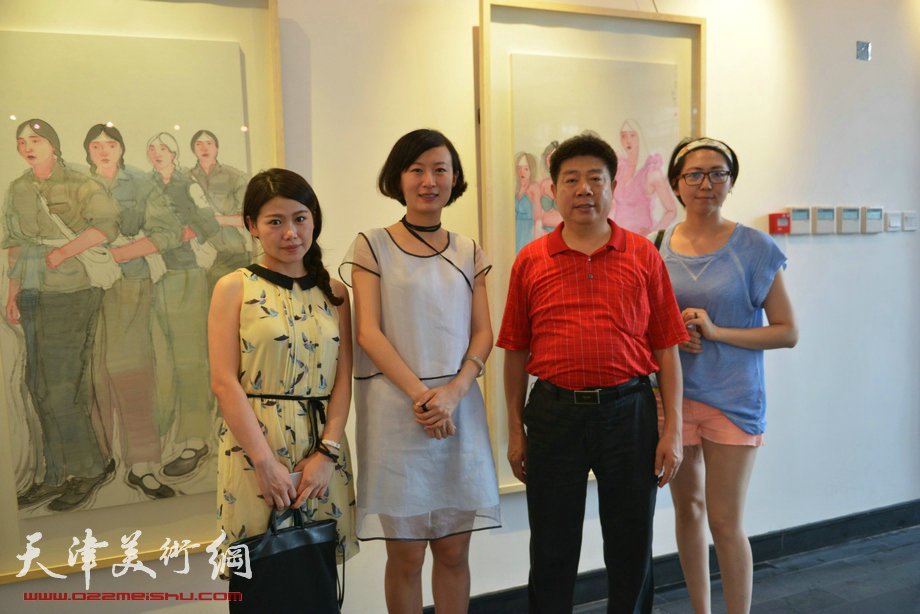 “旗袍，难舍的古典情怀 马兆琳经典水墨作品展”6月28日在北塘古镇开幕。图为马兆琳与企业家张养峰。