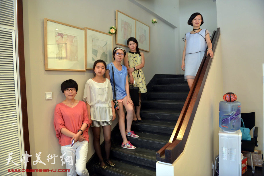 “旗袍，难舍的古典情怀 马兆琳经典水墨作品展”6月28日在北塘古镇开幕。图为马兆琳与同学们在画展上。
