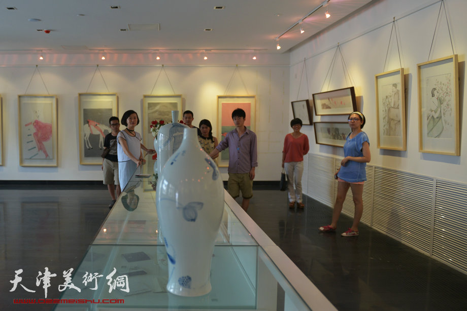 “旗袍，难舍的古典情怀 马兆琳经典水墨作品展”6月28日在北塘古镇开幕。图为马兆琳与同学们在画展上。