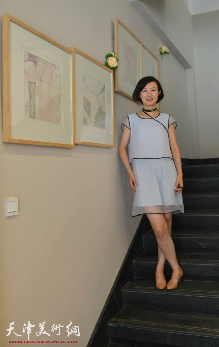 “旗袍，难舍的古典情怀 马兆琳经典水墨作品展”6月28日在北塘古镇开幕。图为马兆琳在画展上。