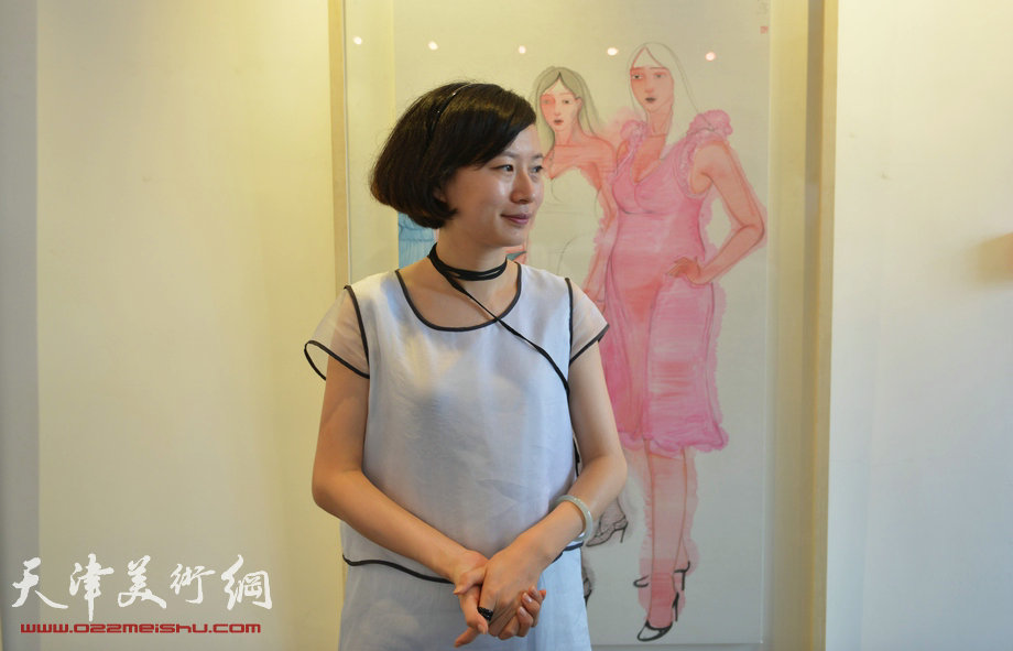 “旗袍，难舍的古典情怀 马兆琳经典水墨作品展”6月28日在北塘古镇开幕。图为马兆琳在画展上。