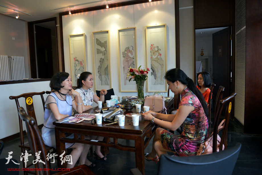 “旗袍，难舍的古典情怀 马兆琳经典水墨作品展”6月28日在北塘古镇开幕。图为画展现场。