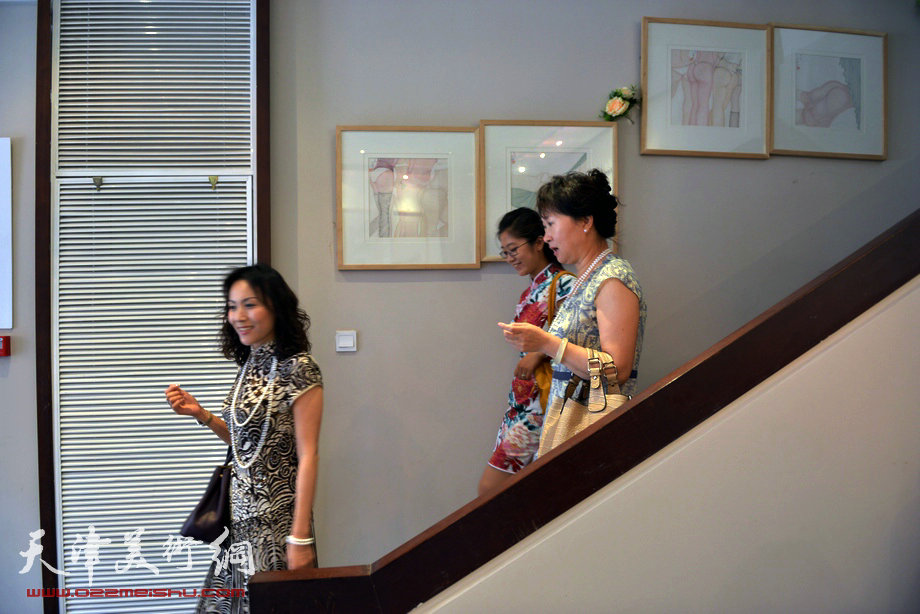 “旗袍，难舍的古典情怀 马兆琳经典水墨作品展”6月28日在北塘古镇开幕。图为画展现场。