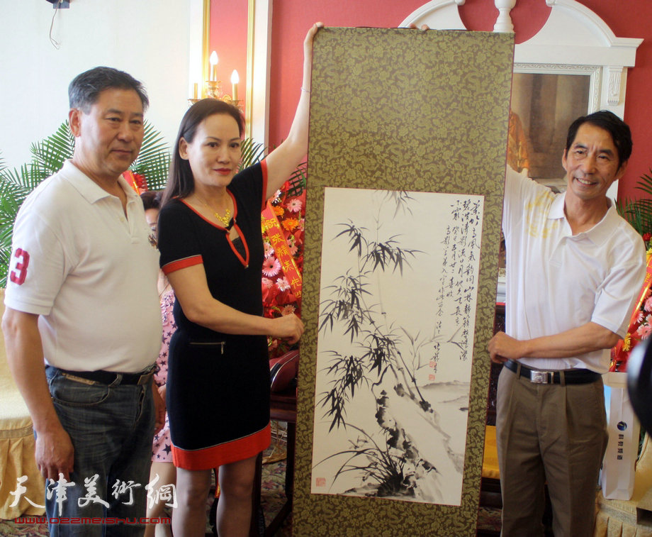 画家张精来喜收两位新徒 澳籍华人夫妇成为入室弟子