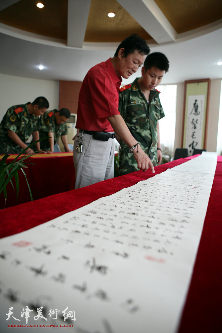 津门书法家梁天顺硬笔书法百米长卷公开展示。
