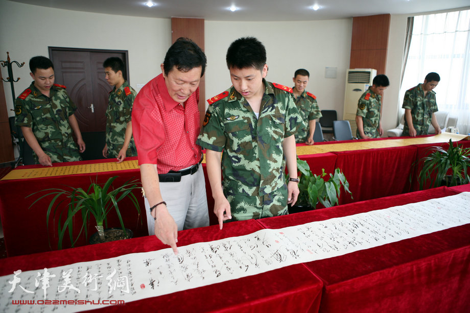 津门书法家梁天顺硬笔书法百米长卷公开展示。