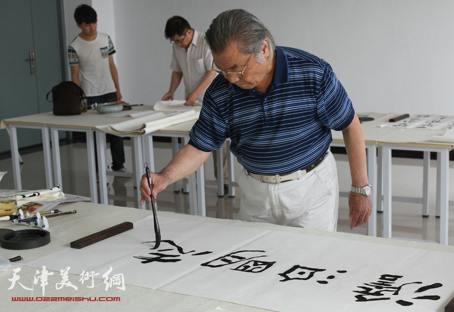 陈志成在进行书法表演