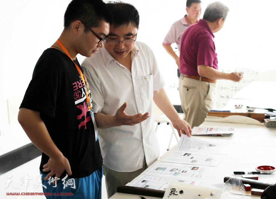 天津书画艺术家走进校园。图为王文元与学生交流