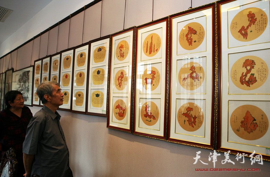 “庆七一 中国梦”书画展在天津古文化街举办。