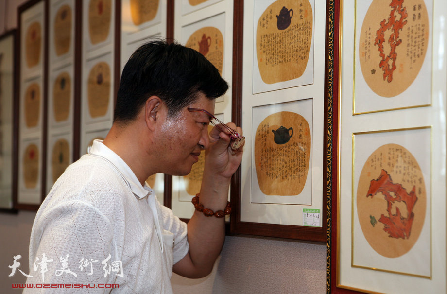 “庆七一 中国梦”书画展在天津古文化街举办。