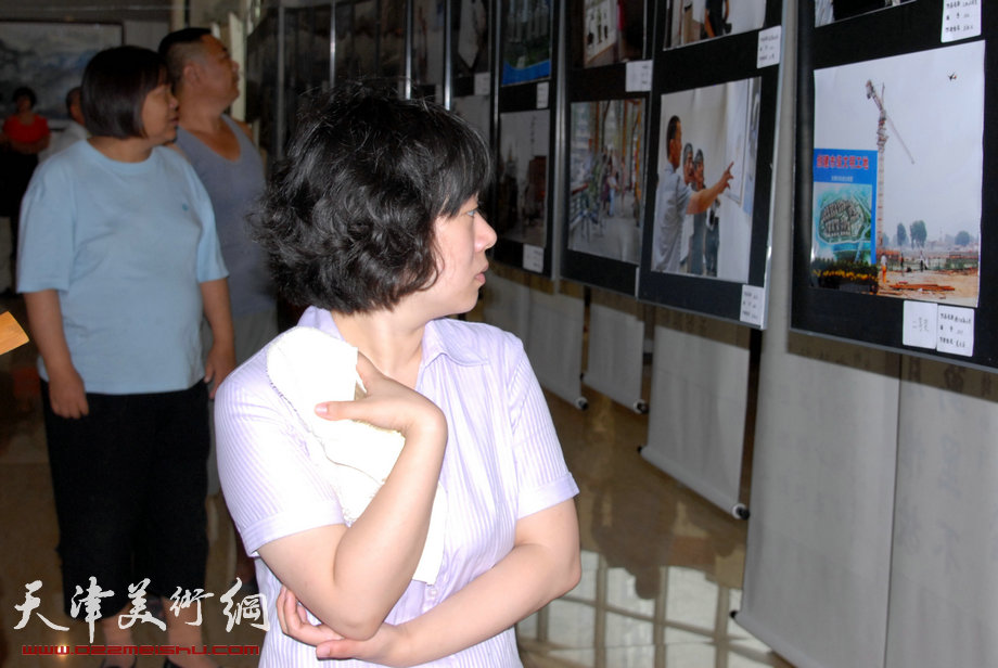 第三届“天穆杯”书画摄影展在天穆东苑开展。图为展览现场。