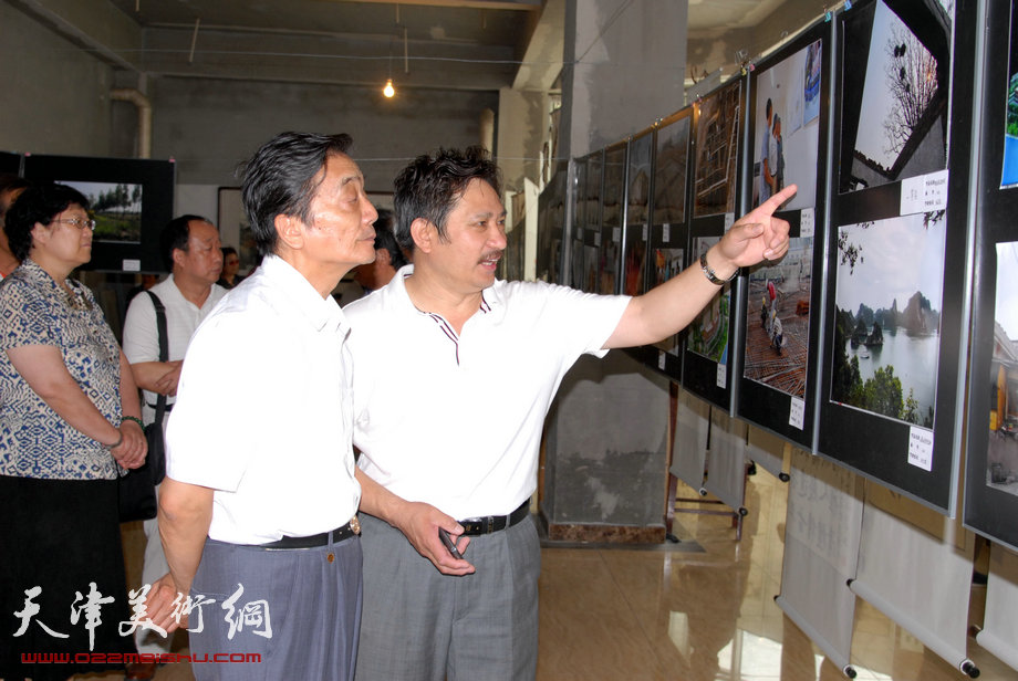 第三届“天穆杯”书画摄影展在天穆东苑开展。图为展览现场。