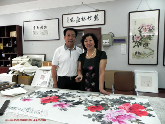 天津著名女画家冯字锦牡丹作品在紫竹林画苑展出。图为河北区政协副主席赵玉良与冯字锦在画展现场。