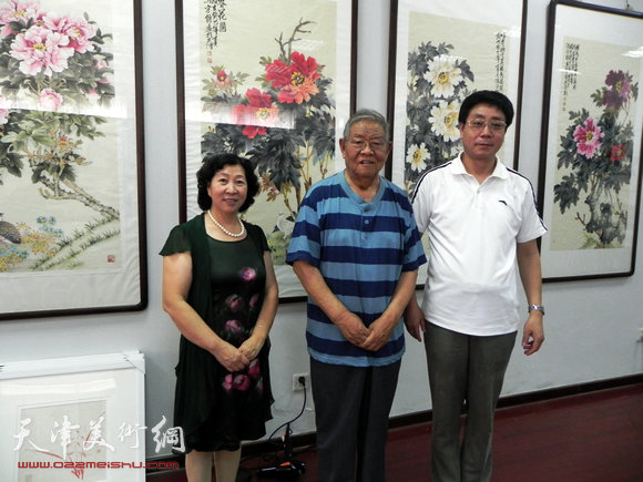 天津著名女画家冯字锦牡丹作品在紫竹林画苑展出。图为张锡武、冯字锦、高天武在画展现场。