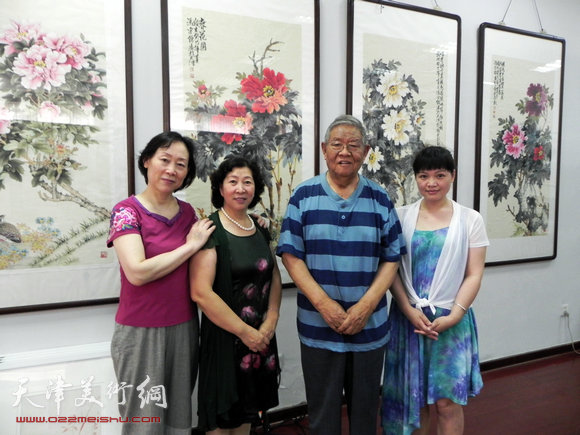 天津著名女画家冯字锦牡丹作品在紫竹林画苑展出。图为张锡武、冯字锦、马韵桐等在画展现场。