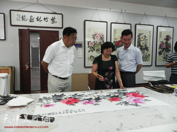 天津著名女画家冯字锦牡丹作品在紫竹林画苑展出。图为冯字锦、赵俊山、陈之海等在画展现场。