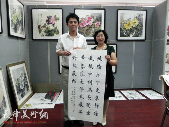 天津著名女画家冯字锦牡丹作品在紫竹林画苑展出。图为画展现场。