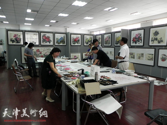 天津著名女画家冯字锦牡丹作品在紫竹林画苑展出。图为画展现场。