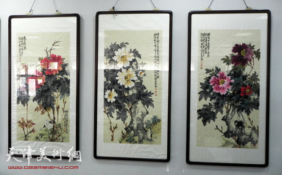 天津著名女画家冯字锦牡丹作品在紫竹林画苑展出。图为画展展出的冯字锦牡丹题材作品。