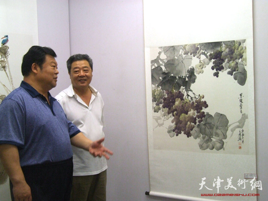 天津市委常委散襄军7月4日参观《和·心象》书画联展，天美时代艺术空间展厅内，散襄军与画作作者王其华正在欣赏作品。