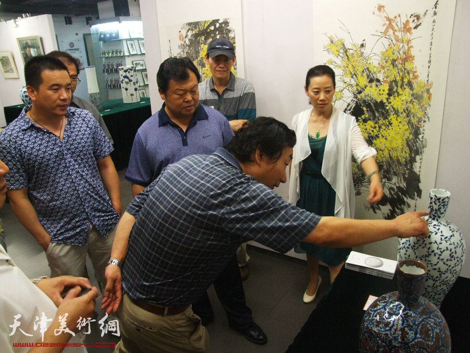 天津市委常委散襄军7月4日参观《和·心象》书画联展，图为散襄军、孙萍茹、项宁、韩石对刘立刚作品《新缠枝纹》陶瓷产生了浓厚的兴趣。
