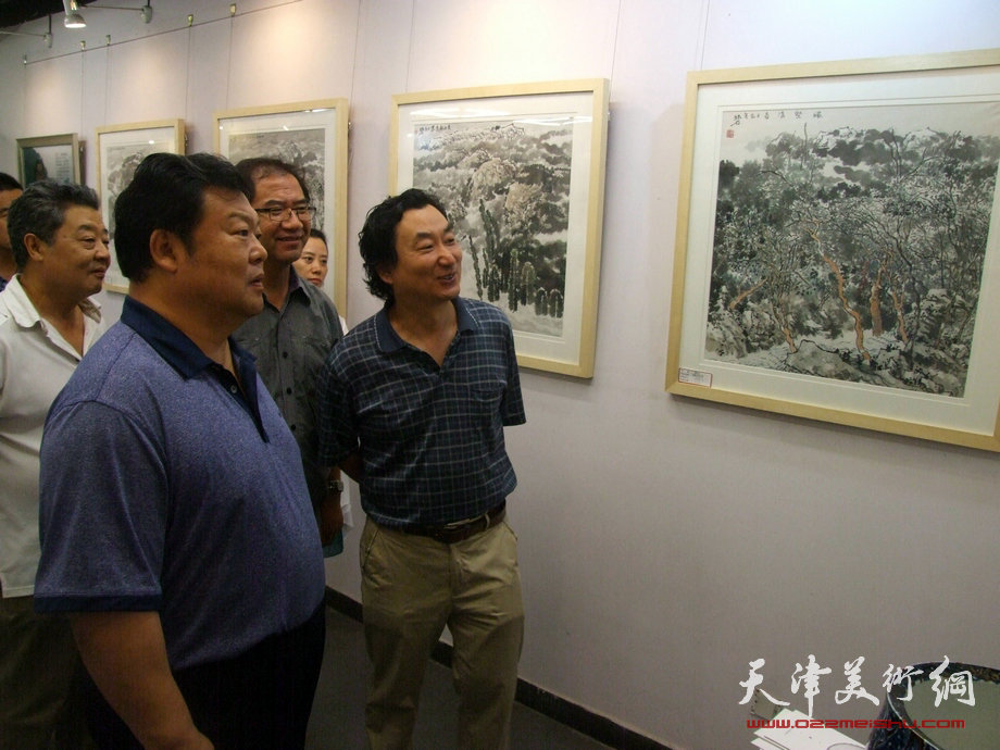 天津市委常委散襄军7月4日参观《和·心象》书画联展，图为散襄军在韩石作品前。 