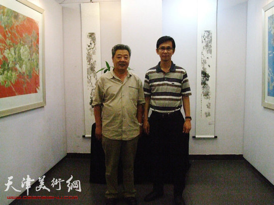 中国美协副主席何家英观看“和·心象”王其华等五画家联展。