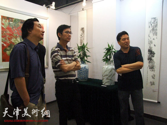 中国美协副主席何家英观看“和·心象”王其华等五画家联展。