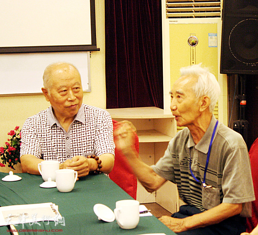 王俊生国画艺术研讨会7月8日在夏日荷花酒店举行，图为王俊生与书法家毕开文。