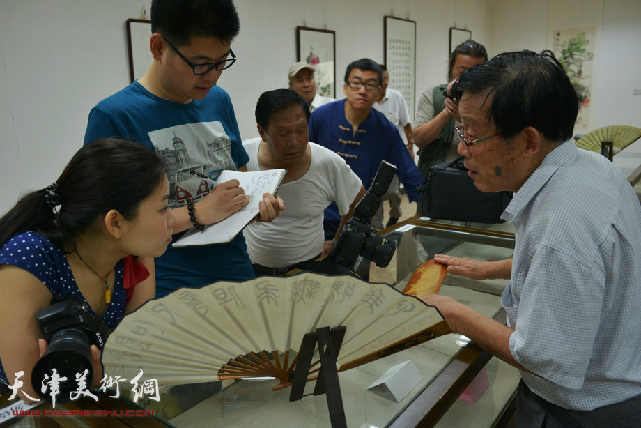 第二届荣宝斋（天津）中国扇艺文化展·名家雕刻艺术展举行，图为徐秉言在现场讲解制扇艺术。