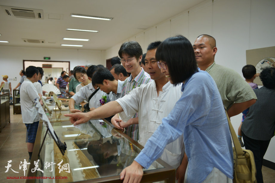 第二届荣宝斋（天津）中国扇艺文化展·名家雕刻艺术展举行，图为郑高在现场讲解制扇艺术。