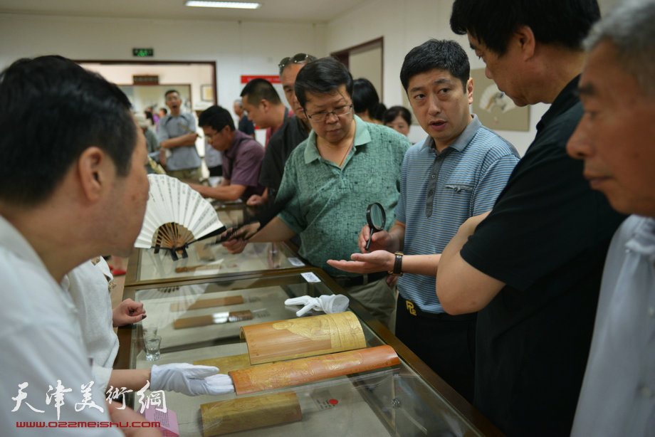 第二届荣宝斋（天津）中国扇艺文化展·名家雕刻艺术展举行，图为荣宝斋天津有限公司经理徐征、扇骨收藏家姜维群、天津玺朗文化传媒有限公司艺术总监萧珑在现场。