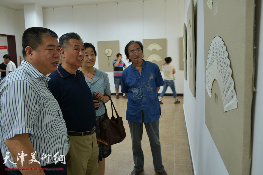第二届荣宝斋（天津）中国扇艺文化展·名家雕刻艺术展举行，图为展览现场。