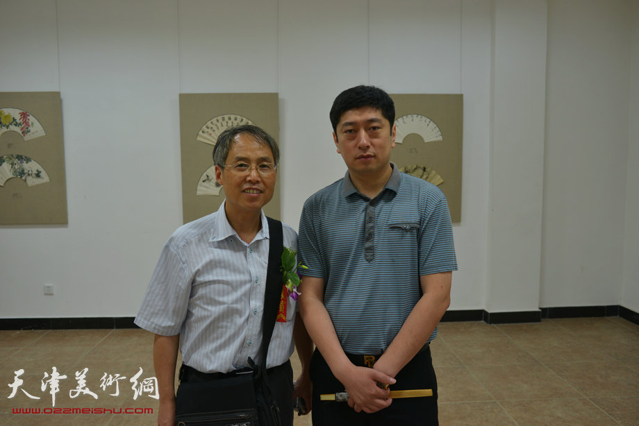 第二届荣宝斋（天津）中国扇艺文化展·名家雕刻艺术展举行，图为荣宝斋天津有限公司总经理徐征与徐秉元在展览现场。