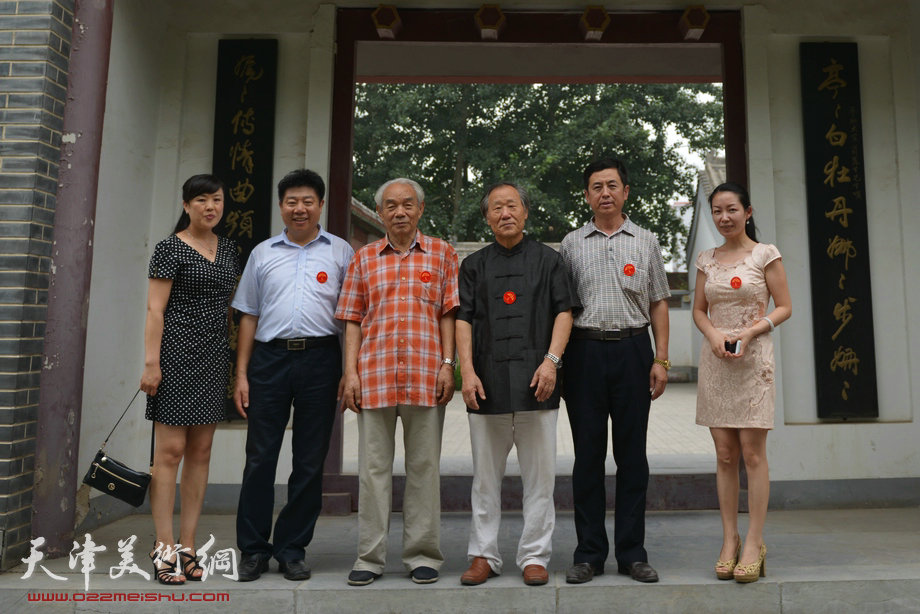 暖伞姬俊尧基金会在河北省东光县成立，图为姬俊尧、纪振民在荀慧生纪念馆。