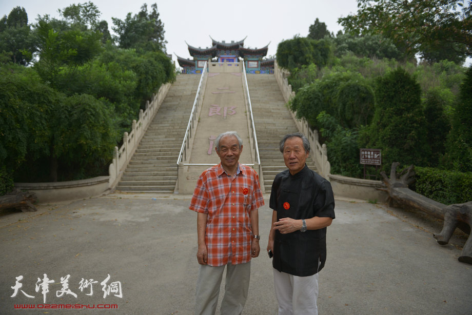 暖伞姬俊尧基金会在河北省东光县成立，图为姬俊尧、纪振民在东光。